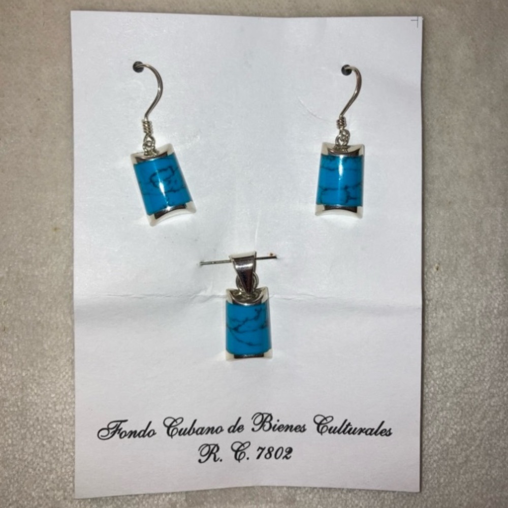 BEAUTIFUL New handcrafted 925 silver, turquoise earrings and pendant set